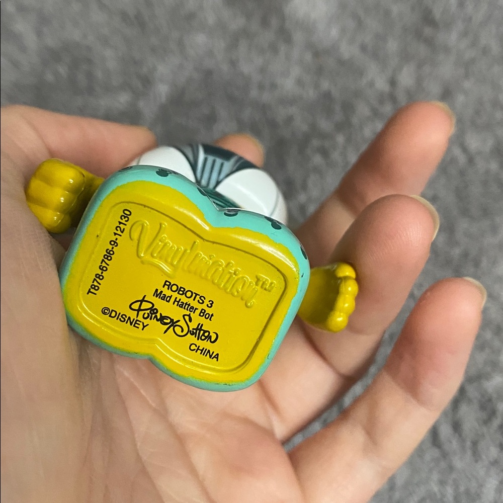 🌵 Retired Disney Vinylmation Mad Hatter from the "Robots 3" series! - Picture 3 of 3
